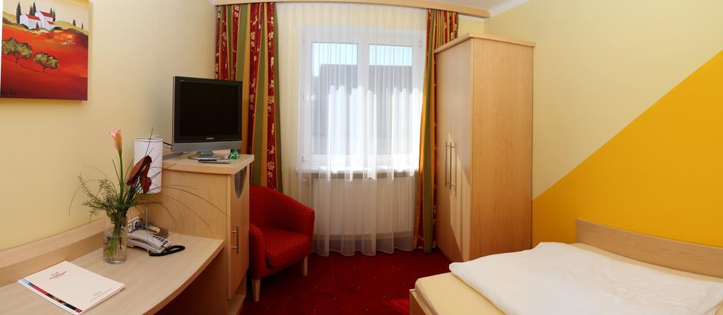 Hotel Restaurant Boeck "Roter Hahn" Ζανκτ Πέλτεν Εξωτερικό φωτογραφία