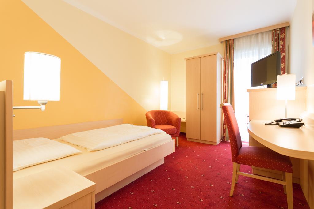 Hotel Restaurant Boeck "Roter Hahn" Ζανκτ Πέλτεν Εξωτερικό φωτογραφία